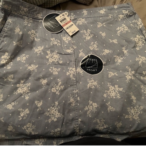 Variety of high end tops and dresses sold in bulk - Picture 9 of 10